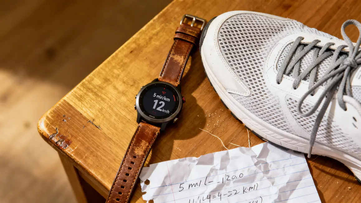 Montre affichant allure vitesse sur table avec chaussure